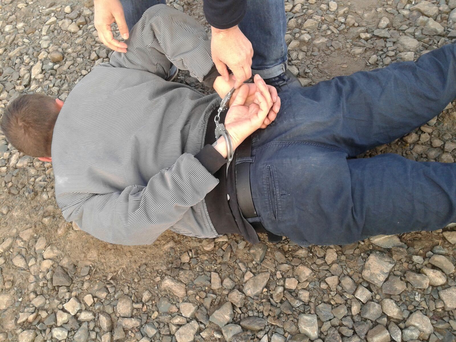 FOTO – Tânărul care a sechestrat și violat o fată în cartierul Tomis Nord, prins de polițiștii din Constanța