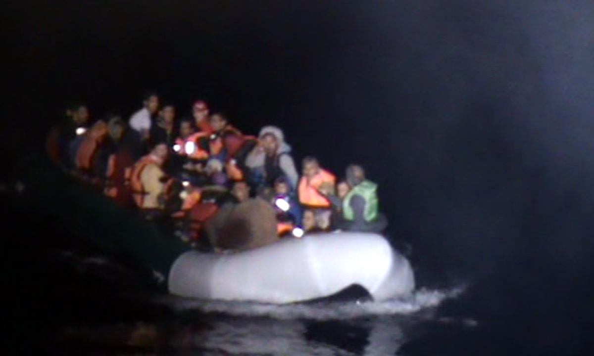 VIDEO – Migranți în pericol de înec pe Marea Mediterană, salvați de polițiștii de frontieră români