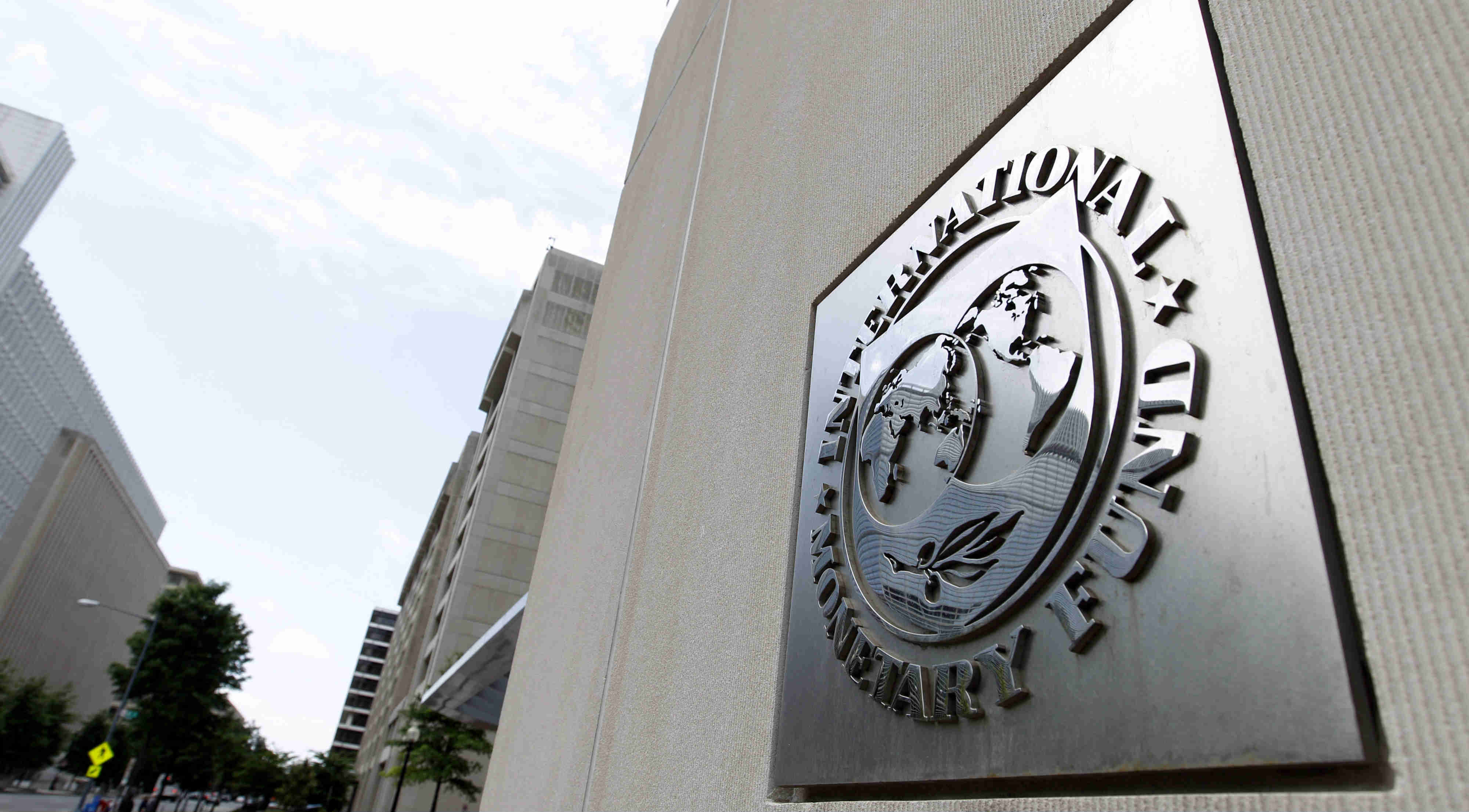 FMI: Economia poate încetini dacă nu se intervine