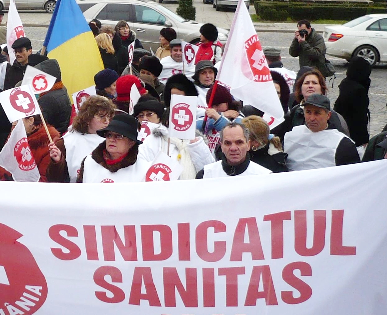 CONSTANȚA: Sindicaliștii de la Sanitas pichetează Prefectura