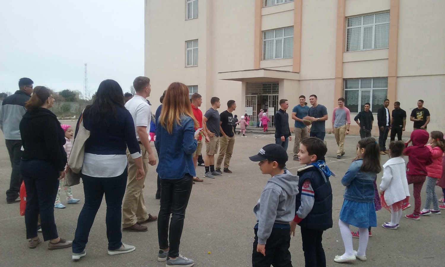 FOTO – Întâlnire inedită între preșcolari din Constanța și soladați americani de la Mihail Kogălniceanu