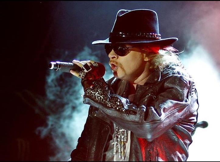 Axl Rose este noul solist vocal al AC/DC