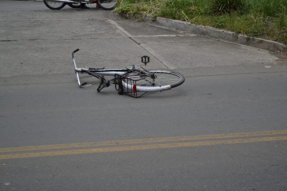 CONSTANȚA: Tentativă de omor. Un pasager dintr-o mașină a împins un biciclist aflat în mers