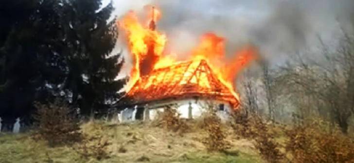O biserică din lemn a ars din temelii