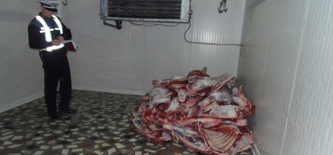 Peste 5 tone de carne și produse din carne, ridicate de polițiști