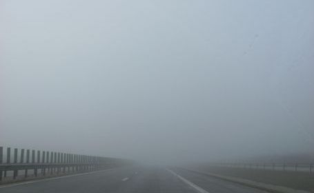 Atenție, șoferi! CEAȚĂ densă și circulație restricționată pe A2