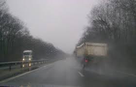 ATENȚIE, conducători auto! Ploaia și vântul îngreunează circulația