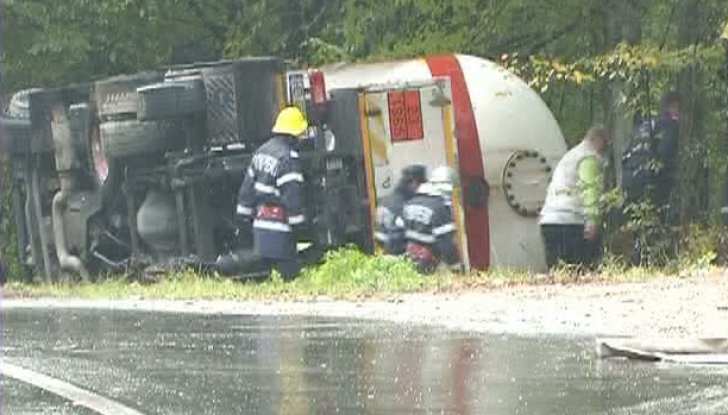 PRAHOVA: Accident rutier grav – O cisternă cu acid sulfuric s-a răsturnat