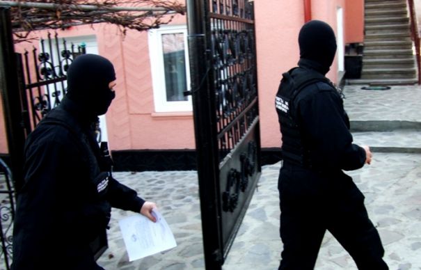 BUCUREȘTI, CONSTANȚA, BRĂILA. Percheziții la un lanț de firme-fantomă suspectate de spălare de bani
