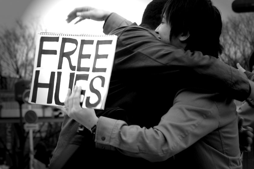 CONSTANȚA: Fenomenul Free Hugs ajunge şi la noi – “îmbrăţişări gratuite”