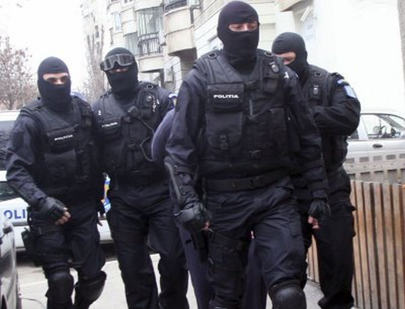 Persoane date în urmărire, depistate de polițiști