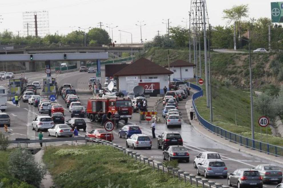 O mașină arde ca o torță la Fetești