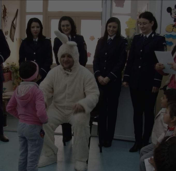 VIDEO – Ulmeni, CĂLĂRAȘI. Iepurașul a venit îmbrăcat în polițist!