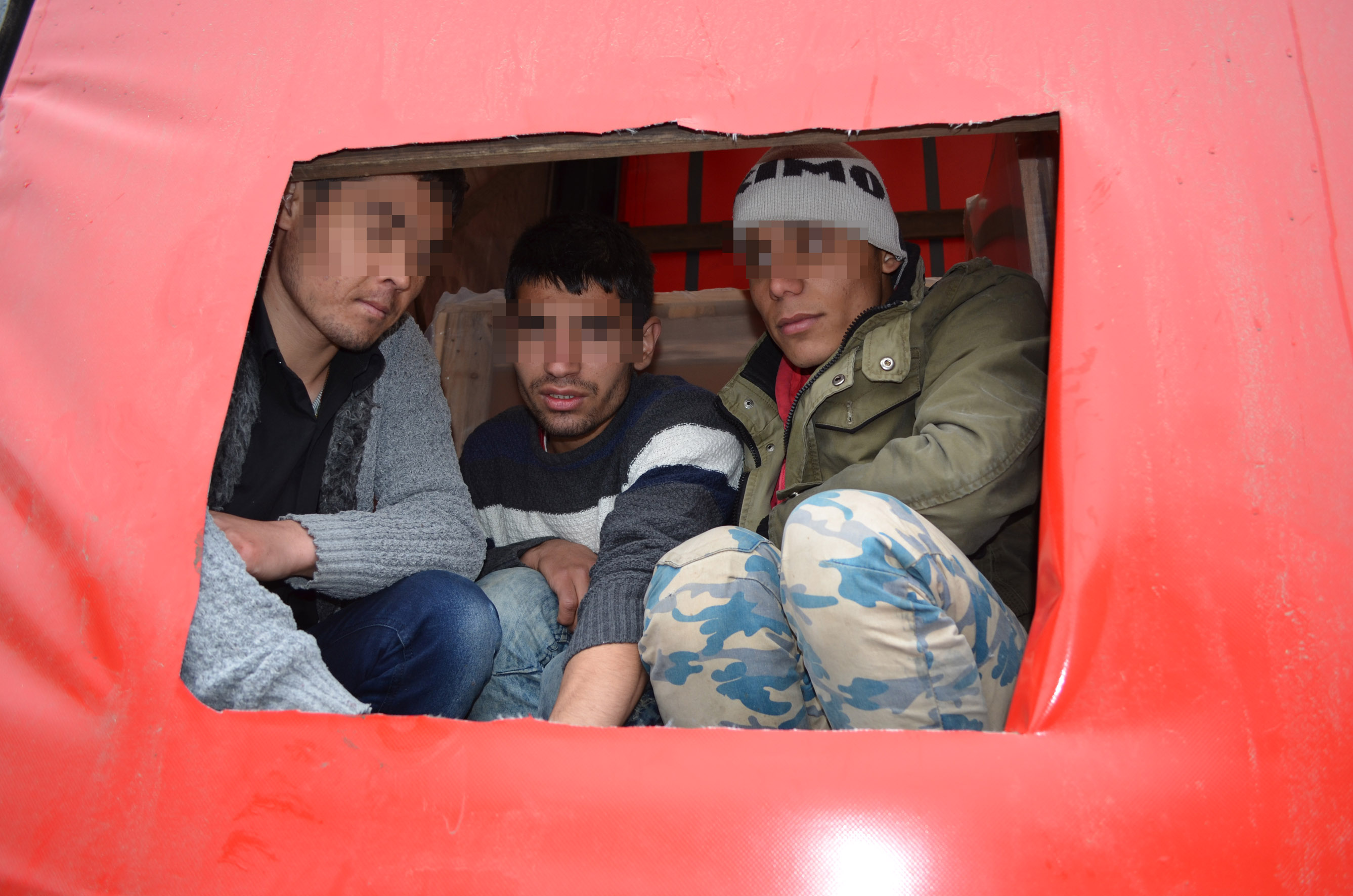 FOTO: Din Asia în Europa, pe furiș, printre oale și ulcele