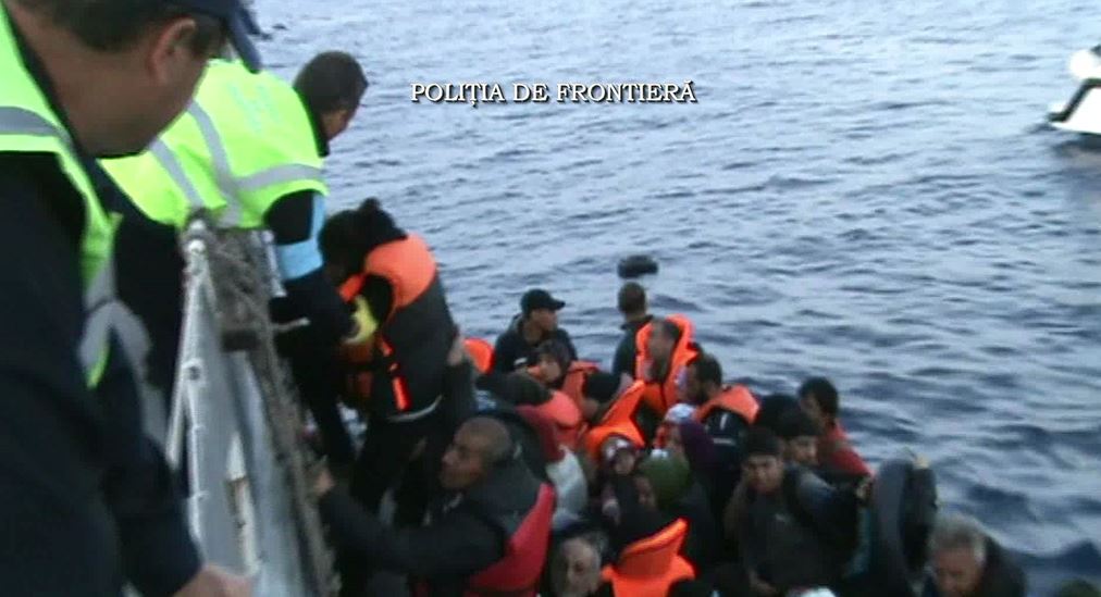 VIDEO – Zeci de migranți, salvați de la înec de polițiștii români de frontieră
