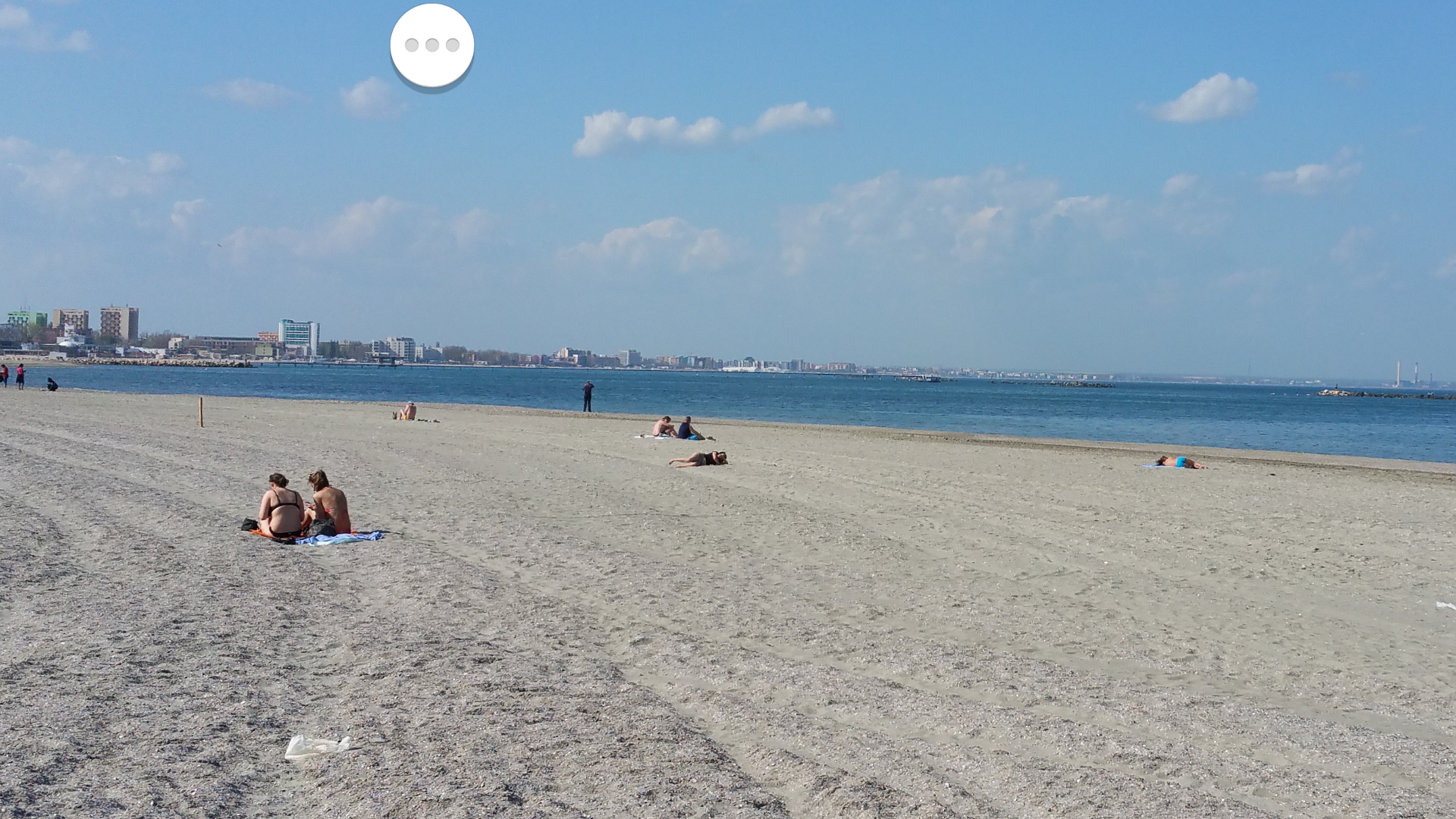 FOTO: Sub razele soarelui, plaja din Mamaia se trezește la viață
