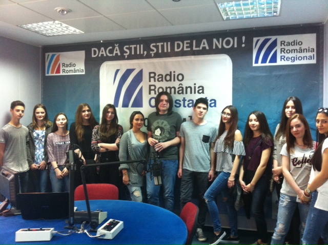 CONSTANȚA. Liceeni pasionați de mass-media, în vizită la Radio Constanța – FOTO/AUDIO