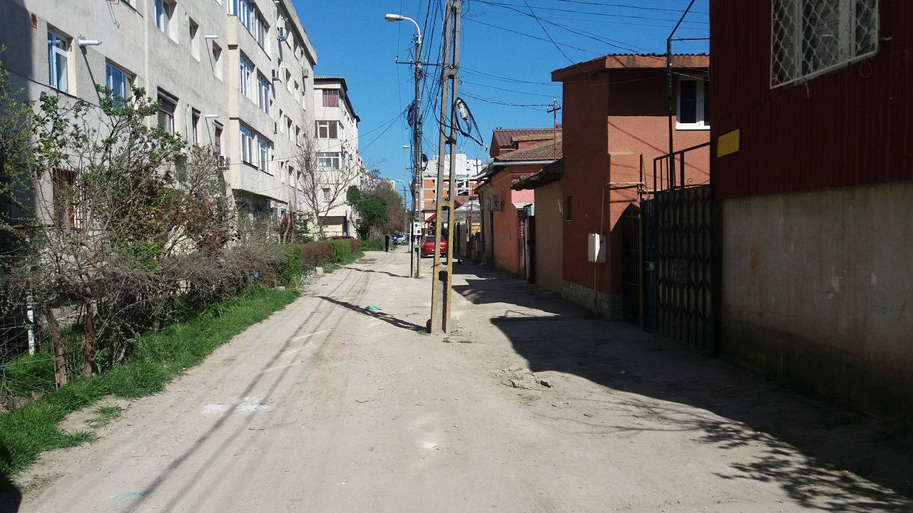 CONSTANȚA: Inginerie a la Dorel, cu stâlpi în mijlocul străzii, prin cartier