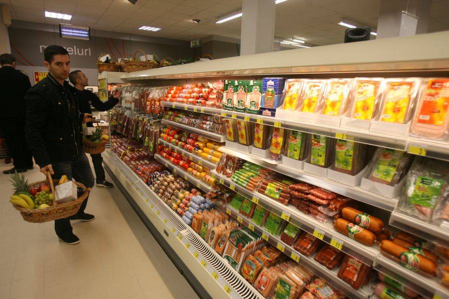 Producătorii din industria cărnii: este posibil ca unii comercianţi să încalce legea prin comercializarea unor produse din import deja expirate