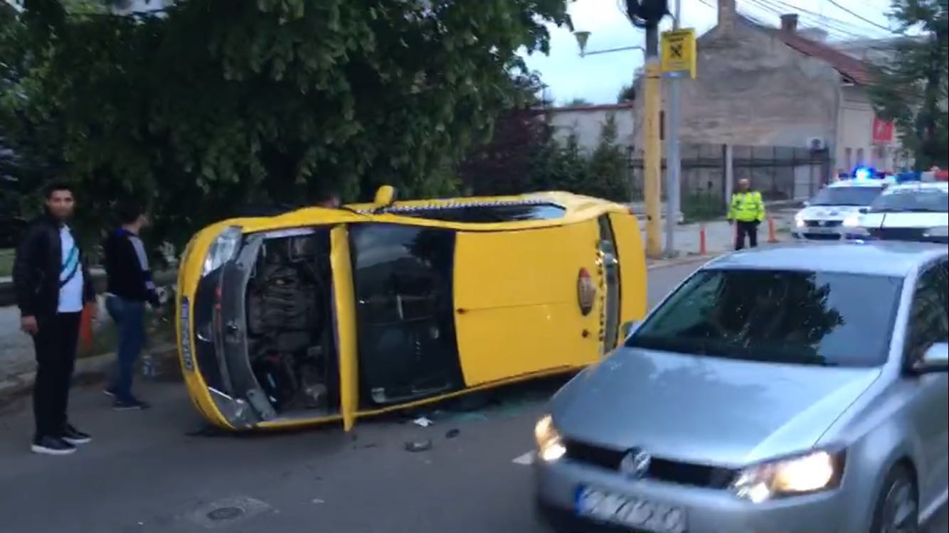 Constanța: Un taxi s-a răsturnat lângă IPJ Constanța