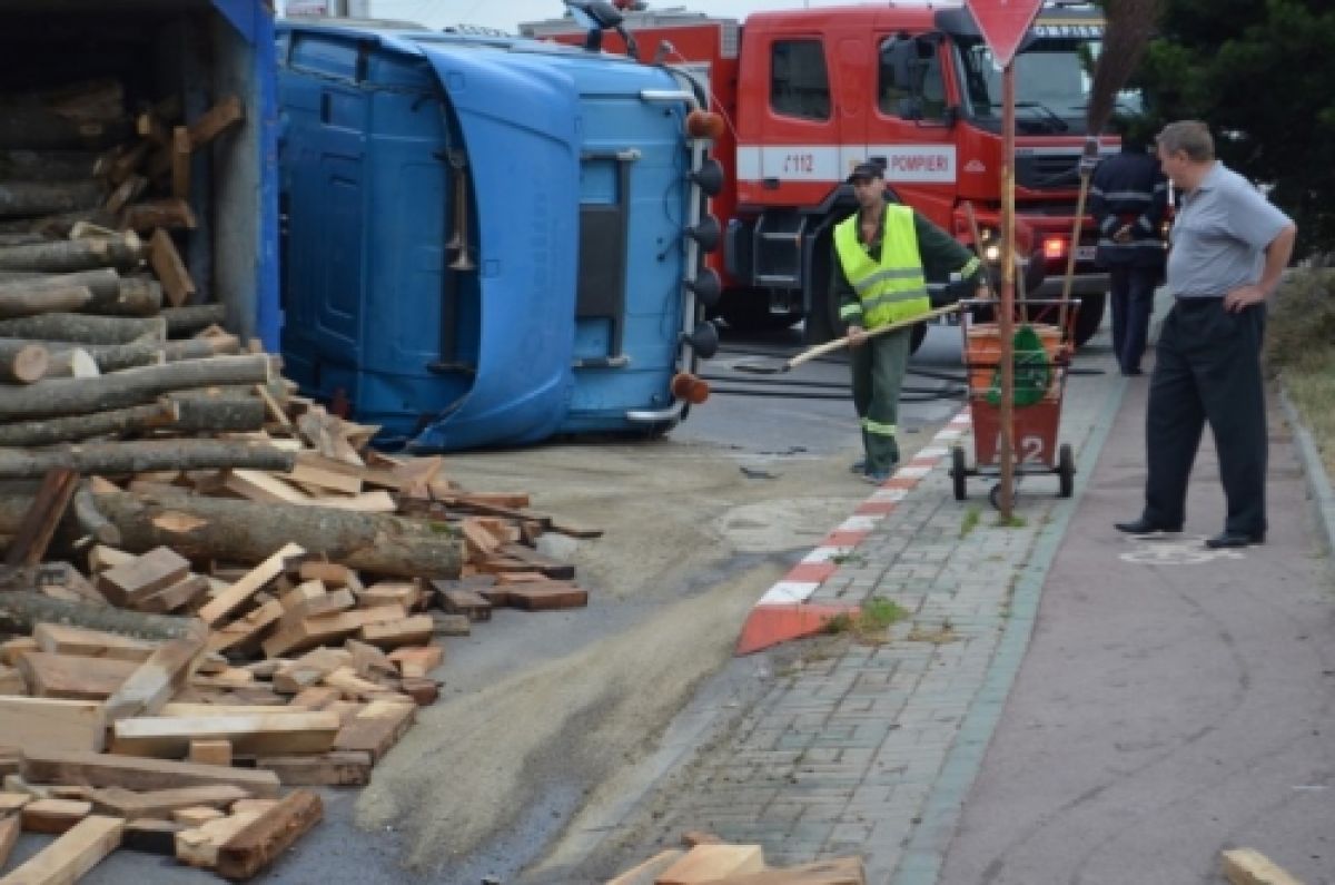 CONSTANȚA: TIR cu lemne, răsturnat peste gardul unei case din Dorobanțu. O persoană a fost rănită