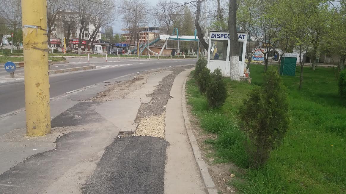 În lipsa barierelor, în stațiunea Mamaia au apărut alte obstacole: tranșeele