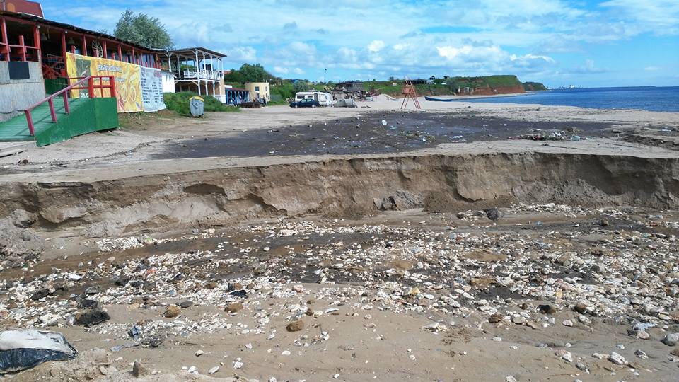 FOTO: Plajă din Vama Veche distrusă de ploaia torenţială de luni