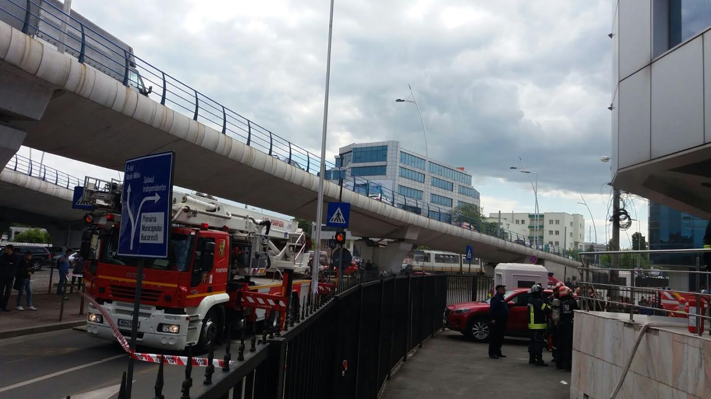 BUCUREȘTI: Arde un bloc! 65 de persoane au fost evacuate (foto)