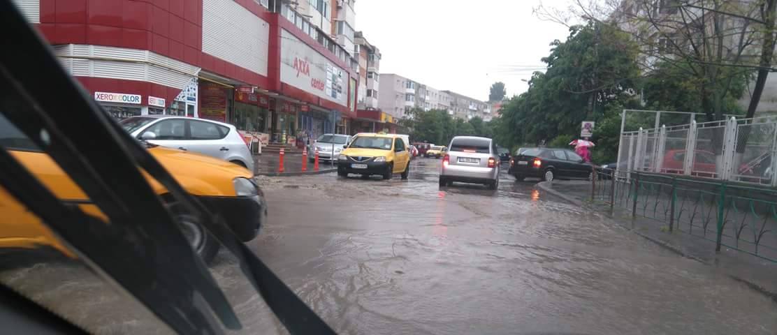 FOTO – Canalizările din Tulcea au refulat în urma ploilor consistente