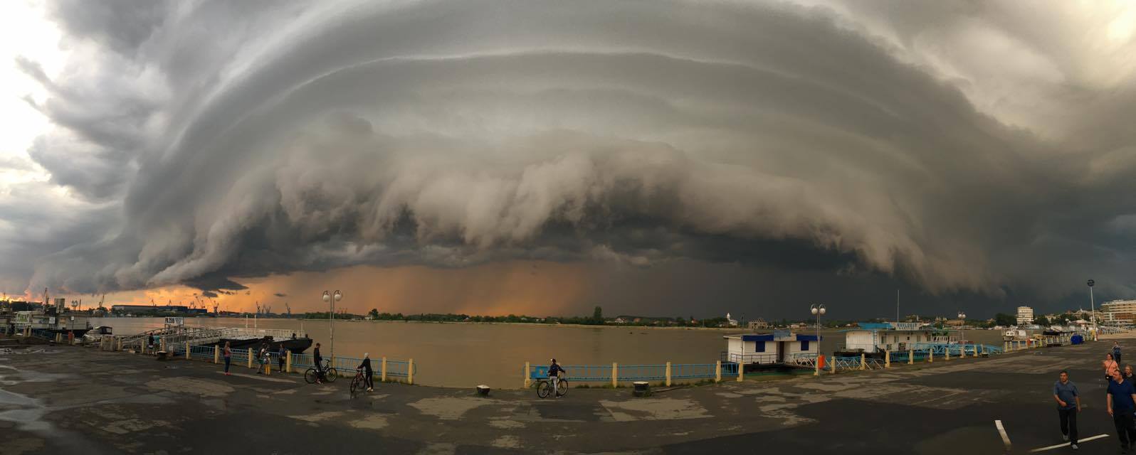 Foto – CONSTANȚA, TULCEA. Norii s-au dat în spectacol. La propriu și la figurat!