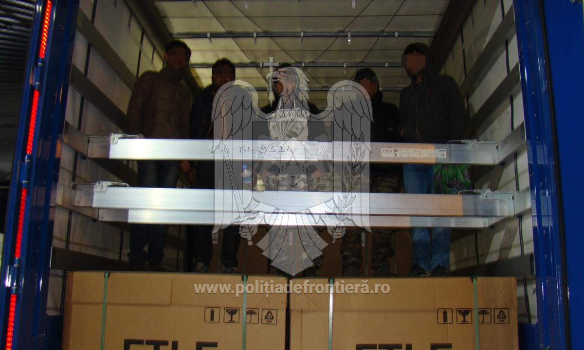 FOTO – Afgani „disimulați” printre piese auto, în camion, la Vama Giurgiu