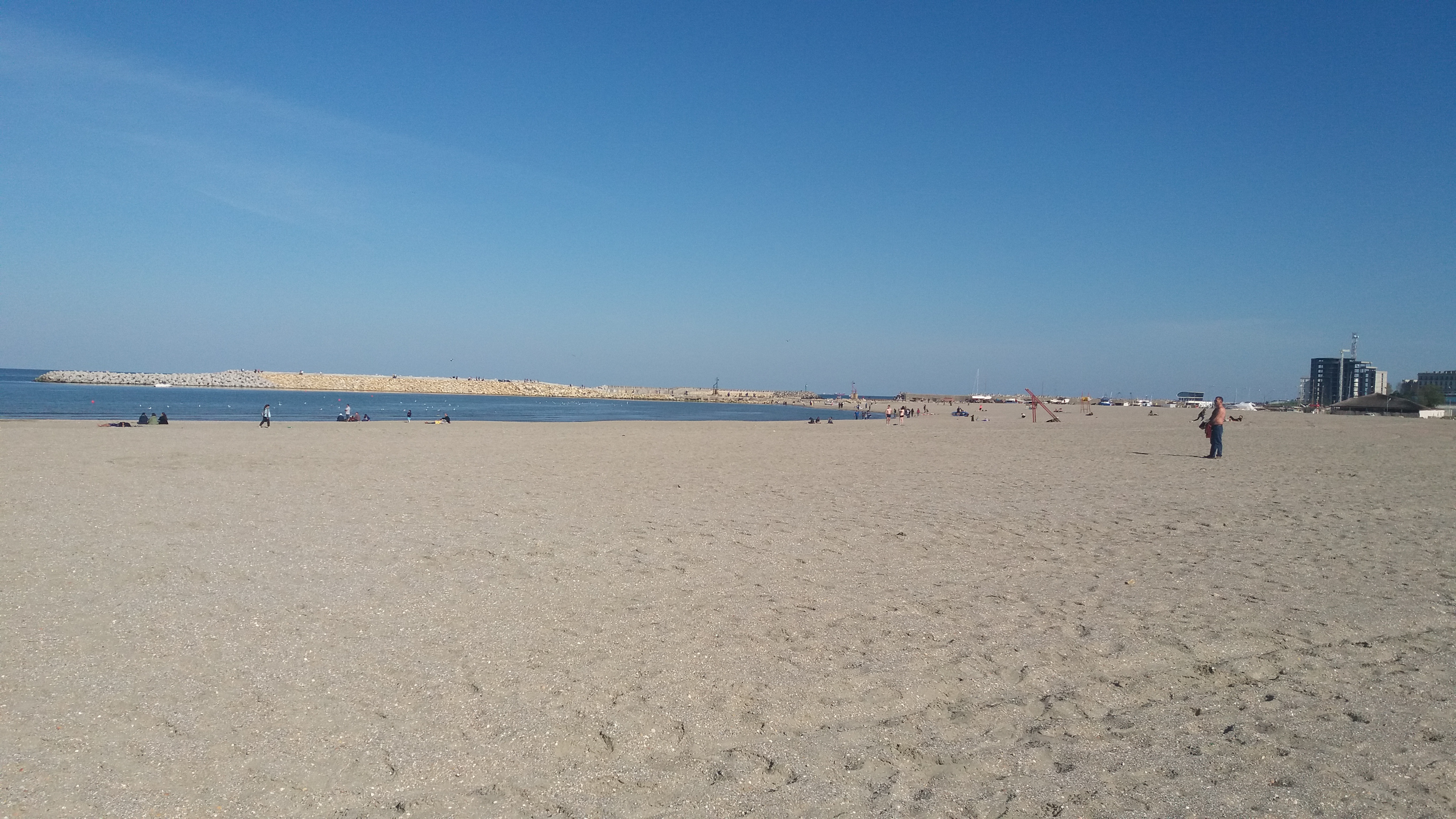 FOTO: Plajă pustie, în prima zi de Paşte