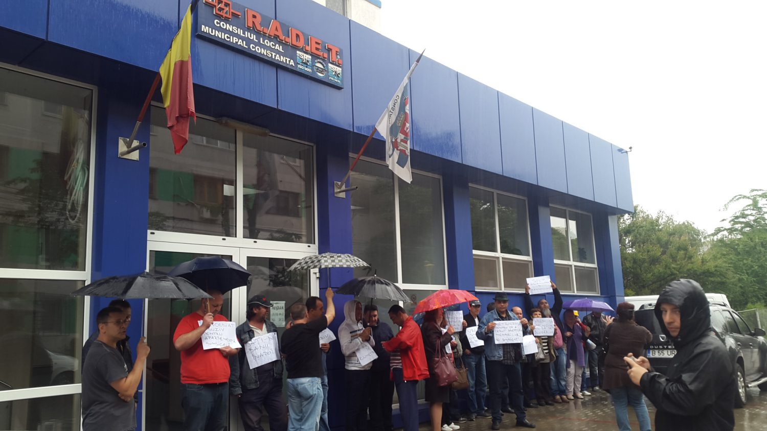 Foto – CONSTANȚA. Sindicaliștii RADET protestează în ploaie