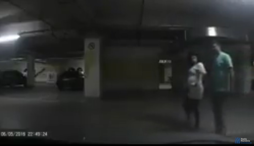 VIDEO: Acuzat că fură din parcarea unui centru comercial, însoțit de o femeie gravidă