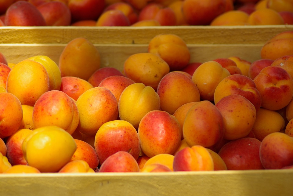 ALERTĂ alimentară: Caise și nectarine cu reziduuri de pesticide peste limita admisă