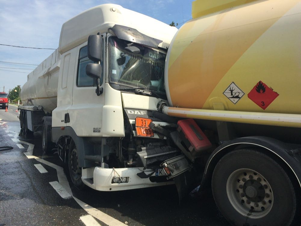 (VIDEO – FOTO) Nicolae BĂLCESCU. Două cisterne încărcate cu combustibil s-au ciocnit pe DN2A!