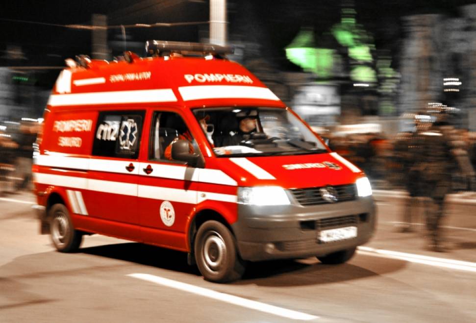 (UPDATE) CORBU DE SUS: O bară a căzut peste un copil. Pacientul, transportat la spital cu ELICOPTERUL