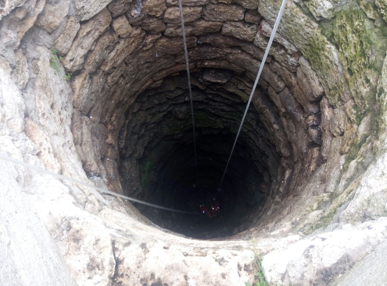 TULCEA: Bărbat găsit mort în fântâna din curtea locuinţei