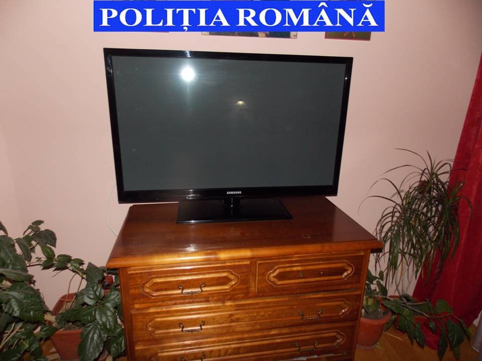Tânăr din Bacău, prins în Constanța cărând în spate un televizor furat !