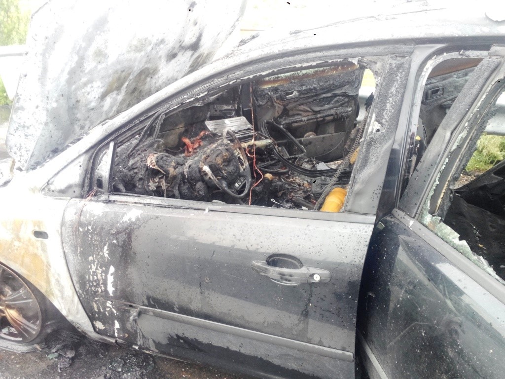 FOTO – Dragoș Vodă. Autorism distrus în INCENDIU pe A2