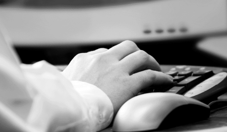 TULCEA: Trimisă în judecată pentru infracțiuni informatice