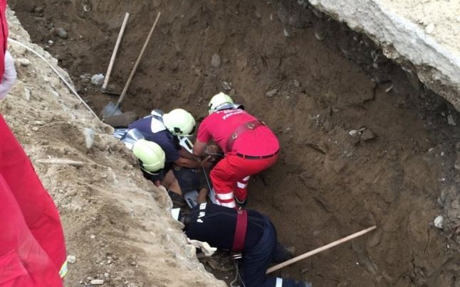 TULCEA: Bărbat prins sub un mal de pământ