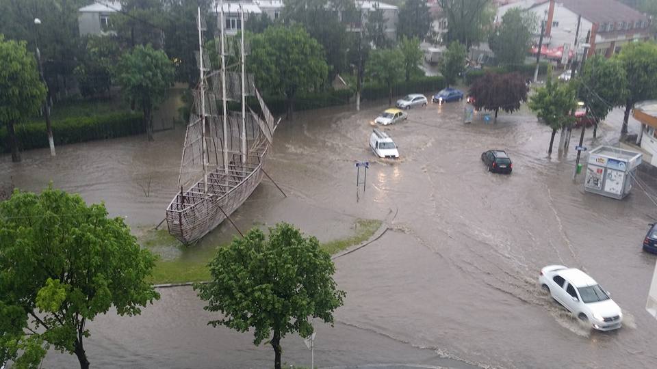 (FOTO) Străzi INUNDATE la Mangalia