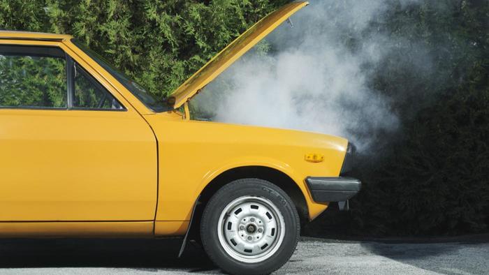 Update – TULCEA: Pericol de incendiu la un autoturism