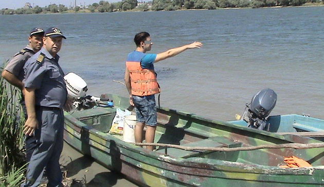 Tineri din Costinești, suspectați de furtul unui motor de barcă