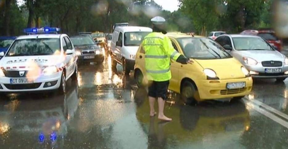 CONSTANȚA: Dacă ploaia s-ar opri… polițistul ar avea din nou încălțări