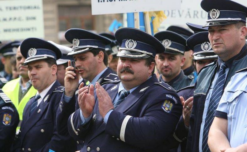 Vrei o uniformă de polițist? Trebuie să dovedești că încapi în ea