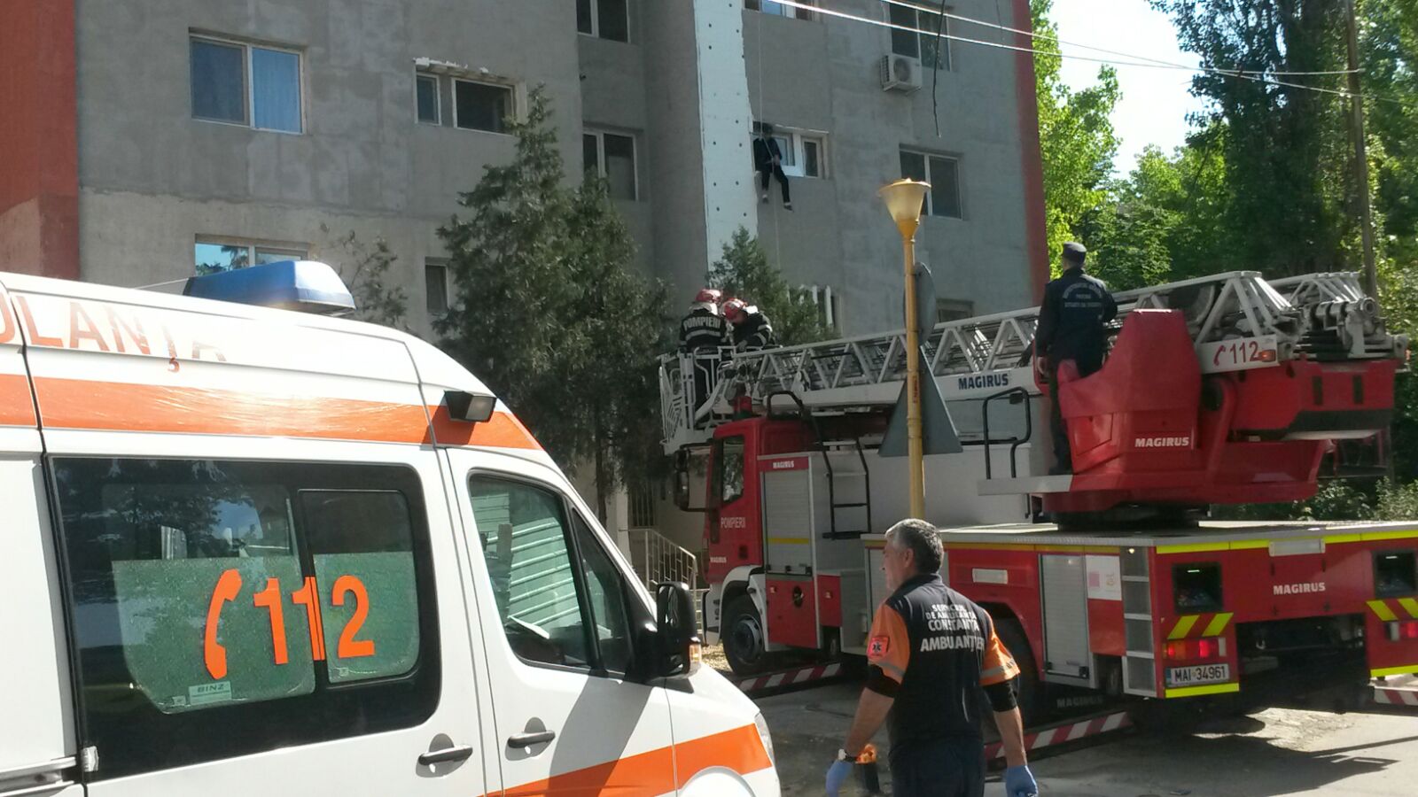 Foto – CONSTANŢA. Şi-a uitat cheile, iar vecinii au crezut că se aruncă de la balcon!