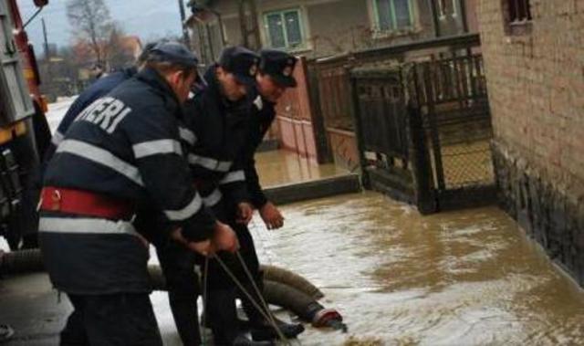 INUNDAȚII la Tulcea! Pompierii scot apa dintr-o gospodărie