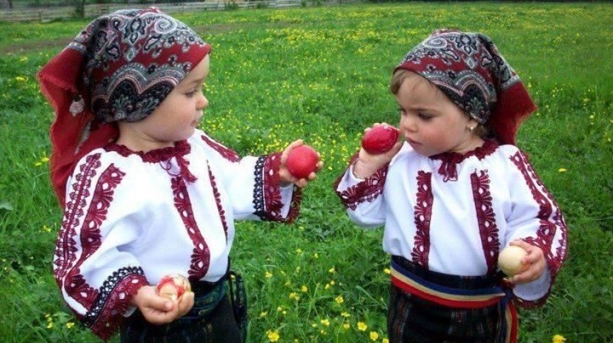 Tradiţii de Paşte. De ce ciocnim ouă roşii?